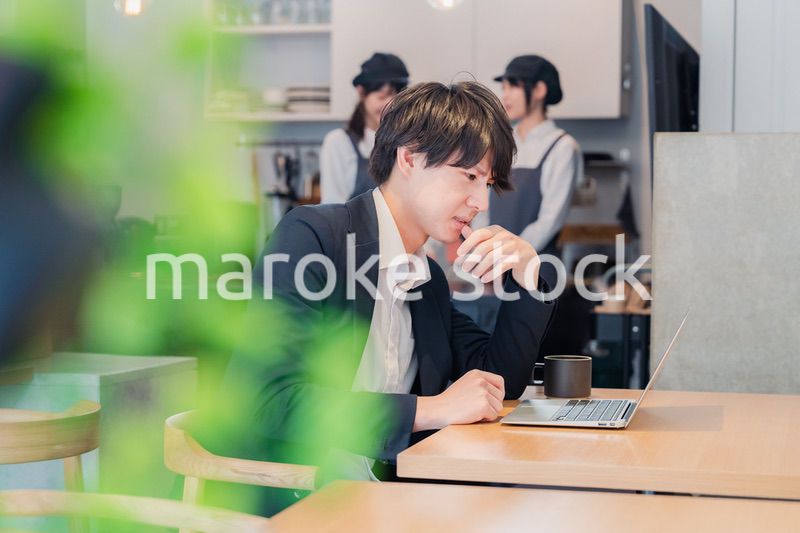 カフェでリモートワークをする男性