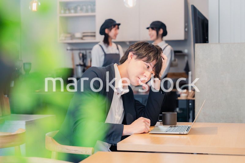 カフェでリモートワークをする男性