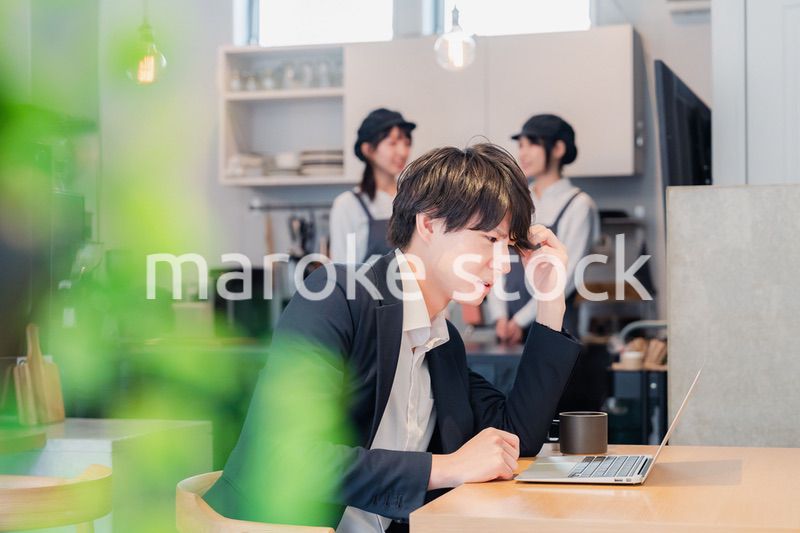 カフェでリモートワークをする男性