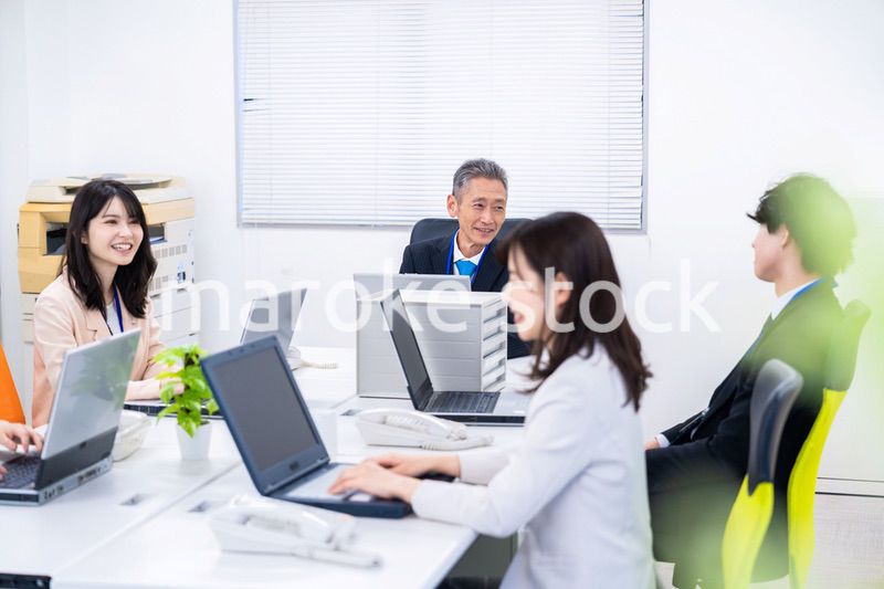 楽しくオフィスで仕事をするスタッフ