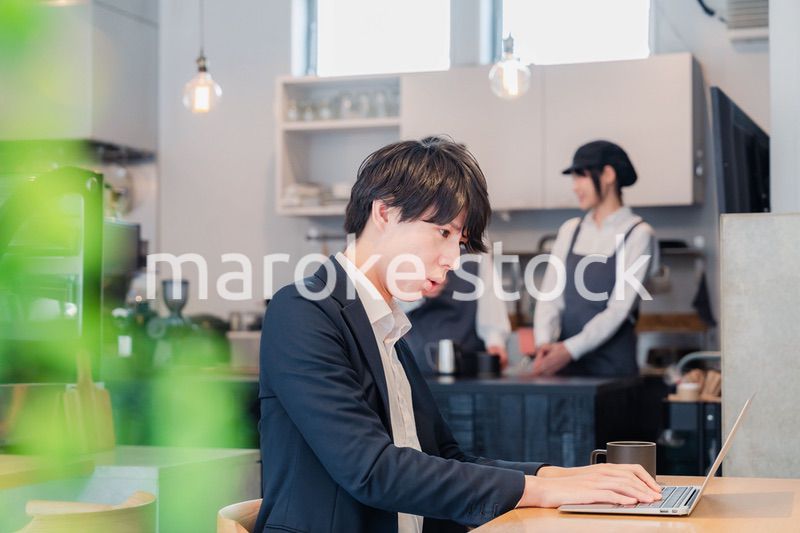 カフェでリモートワークをする男性