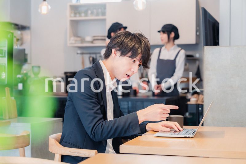 カフェでリモートワークをする男性