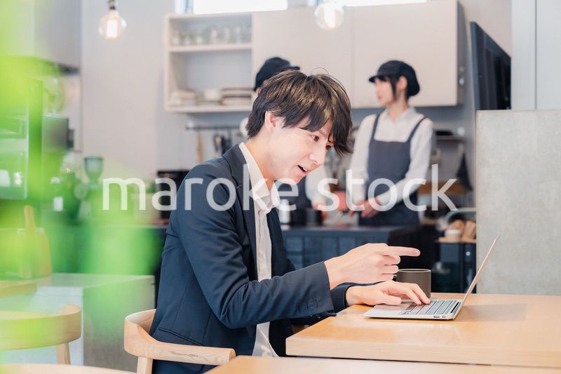 カフェでリモートワークをする男性