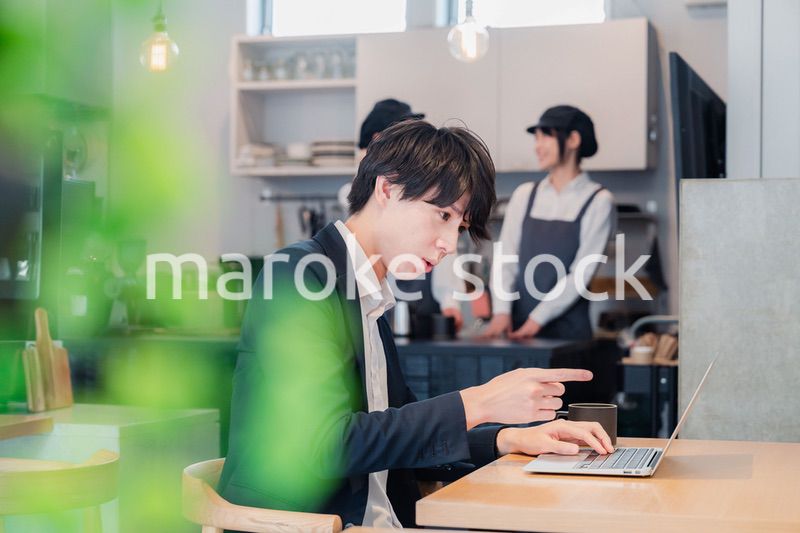 カフェでリモートワークをする男性