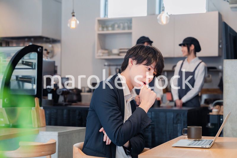 カフェでリモートワークをする男性