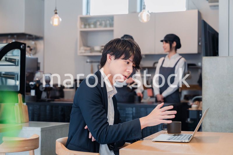 カフェでリモートワークをする男性
