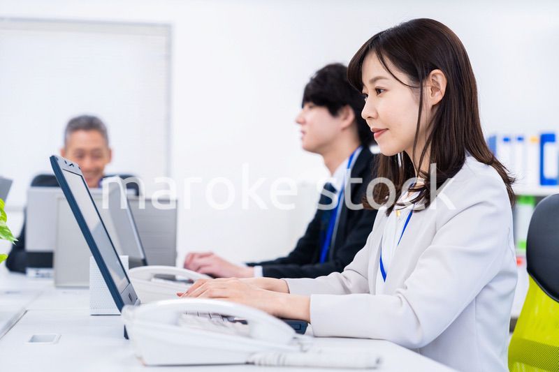 楽しくオフィスで仕事をするスタッフ