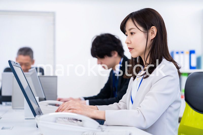 楽しくオフィスで仕事をするスタッフ