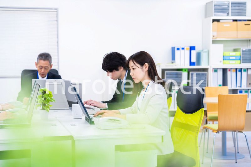 楽しくオフィスで仕事をするスタッフ