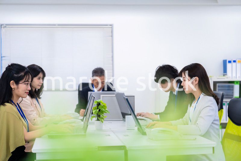 楽しくオフィスで仕事をするスタッフ