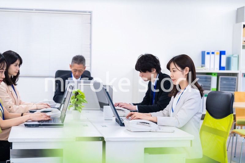 楽しくオフィスで仕事をするスタッフ