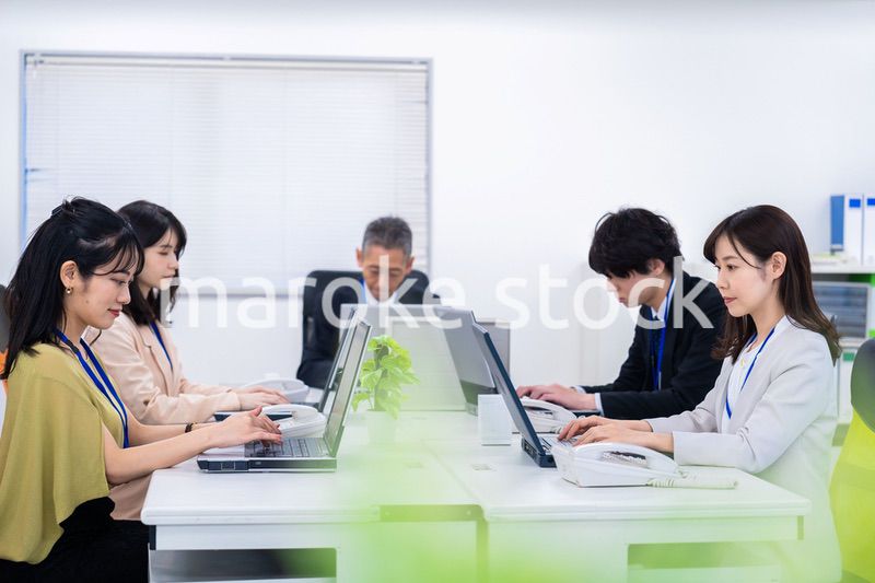 楽しくオフィスで仕事をするスタッフ