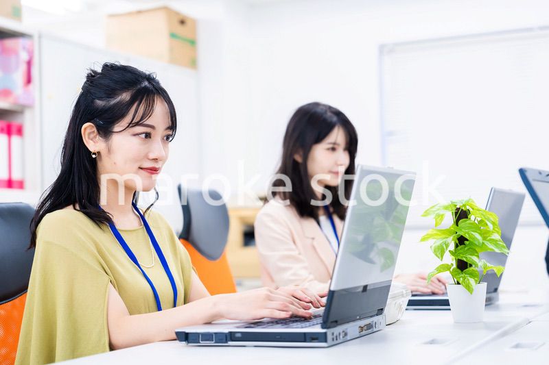 オフィスでデスクワークをする女性スタッフ