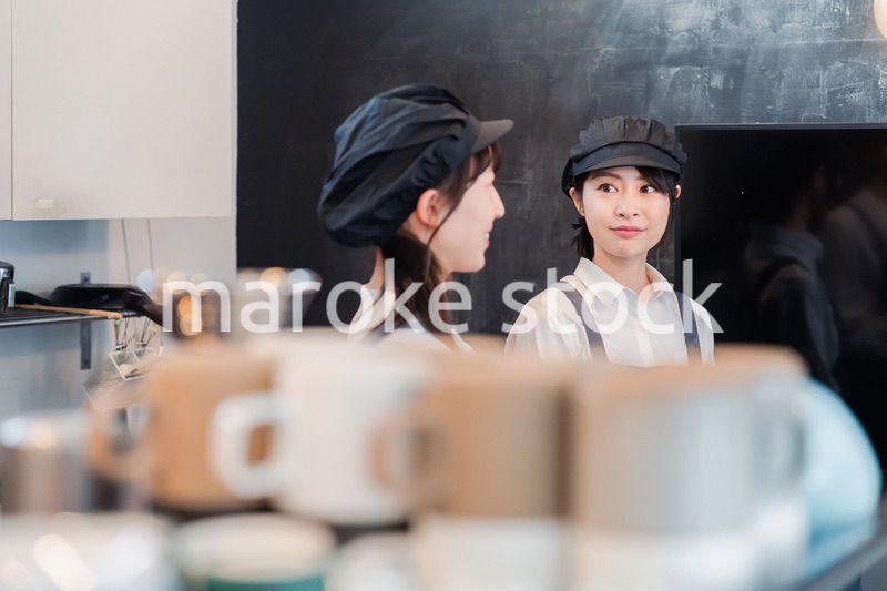 仲良く働くカフェスタッフ