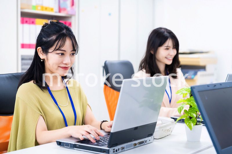 オフィスでデスクワークをする女性スタッフ