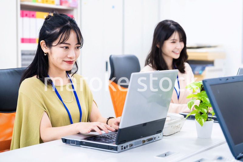 オフィスでデスクワークをする女性スタッフ