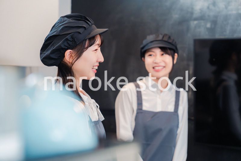 仲良く働くカフェスタッフ