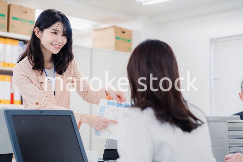 オフィスで相談をする2人の女性会社員