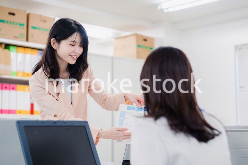 オフィスで相談をする2人の女性会社員