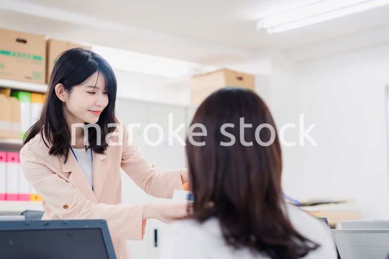 オフィスで相談をする2人の女性会社員