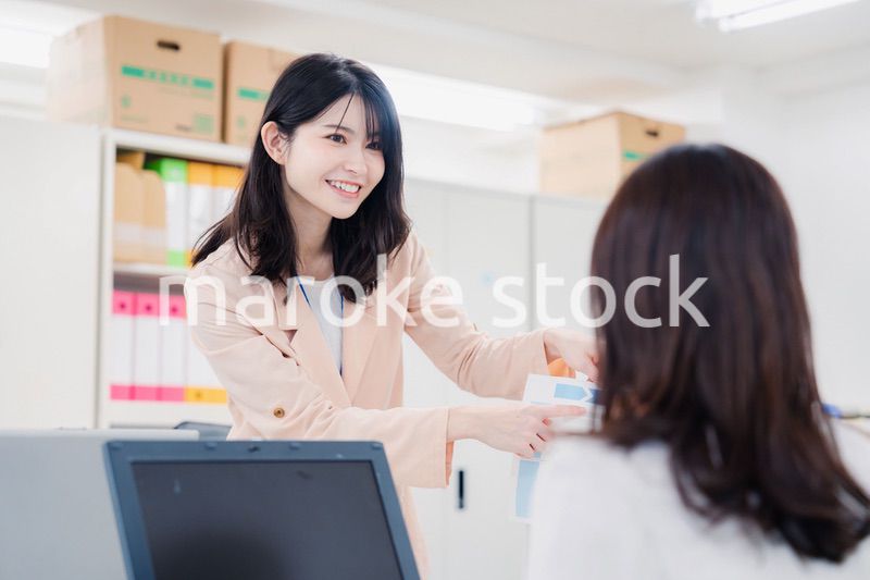 オフィスで相談をする2人の女性会社員