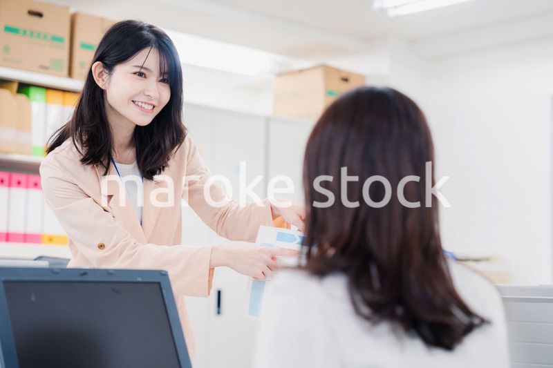 オフィスで相談をする2人の女性会社員