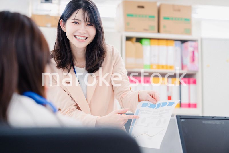 オフィスで相談をする2人の女性会社員