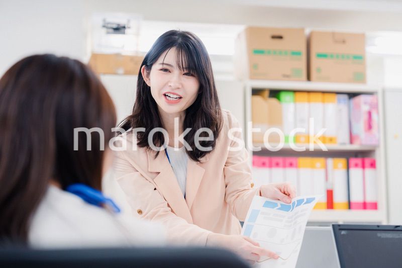 オフィスで相談をする2人の女性会社員