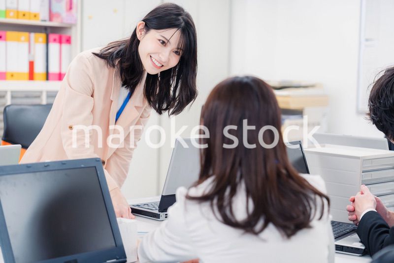 オフィスで相談をする2人の女性会社員