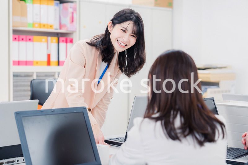 オフィスで相談をする2人の女性会社員