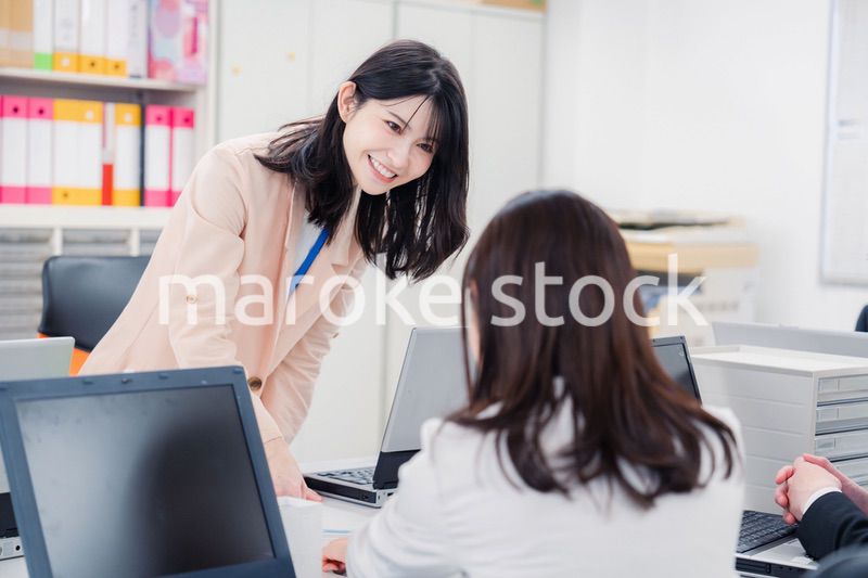 オフィスで相談をする2人の女性会社員