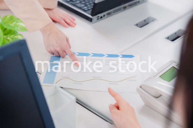 オフィスで相談をする2人の女性会社員