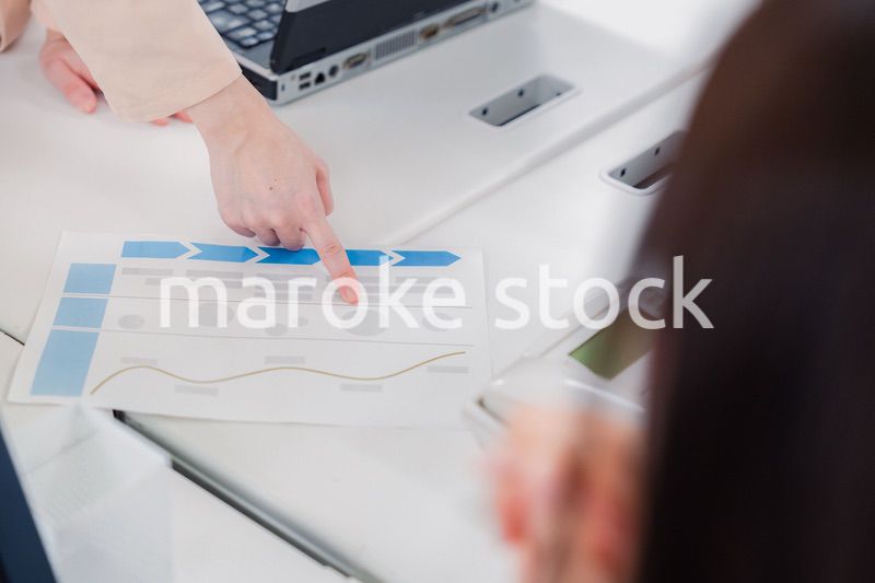 オフィスで相談をする2人の女性会社員