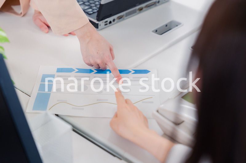 オフィスで相談をする2人の女性会社員