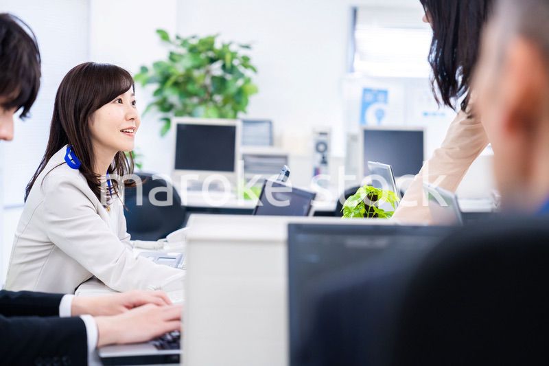 楽しくオフィスで仕事をするスタッフ