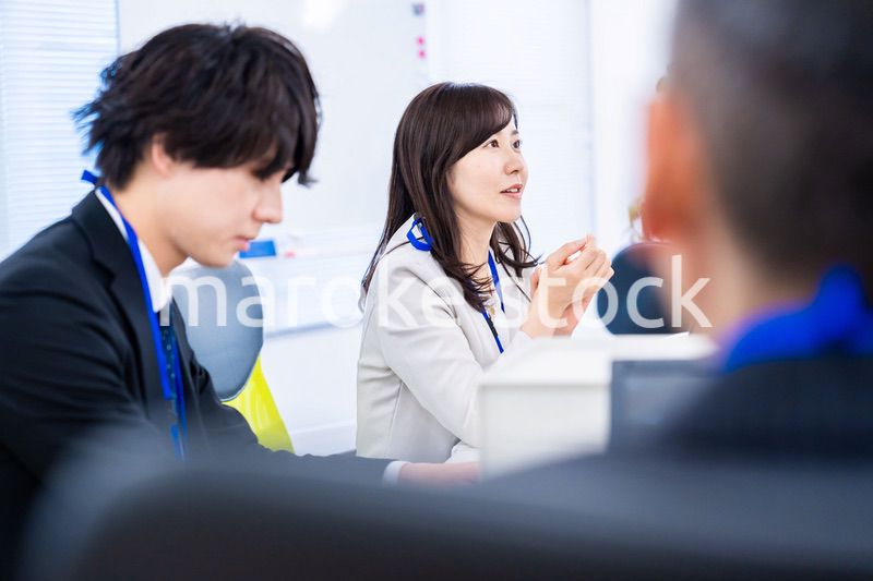 笑顔でデスクワークをする女性