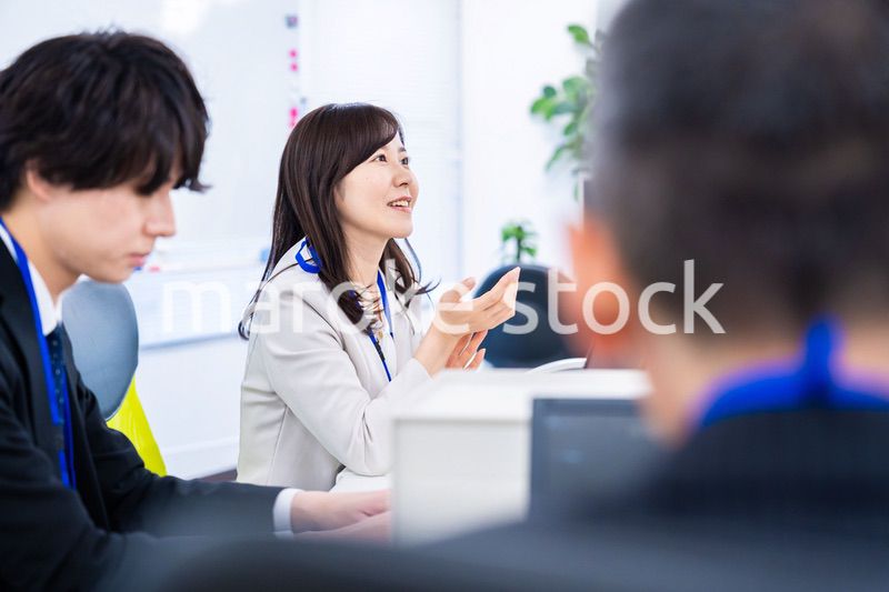 笑顔でデスクワークをする女性