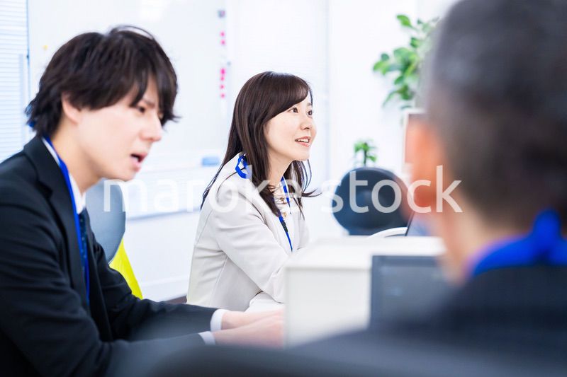 笑顔でデスクワークをする女性