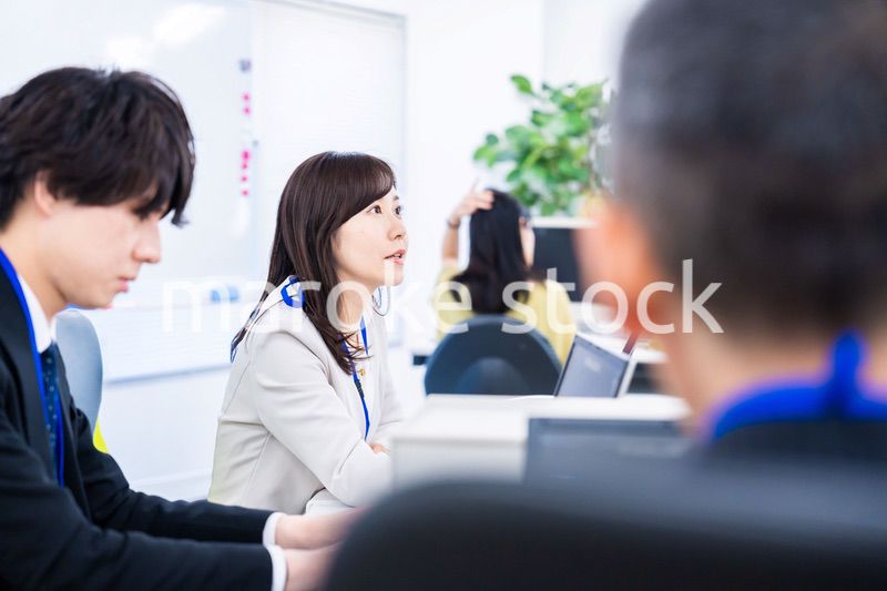 笑顔でデスクワークをする女性