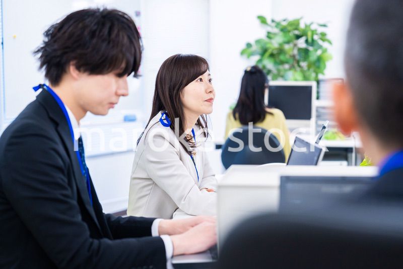 笑顔でデスクワークをする女性