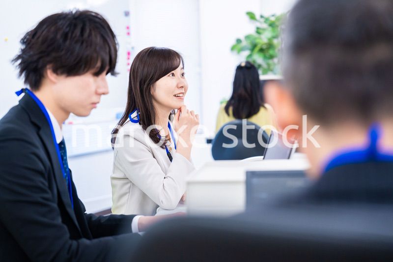 笑顔でデスクワークをする女性