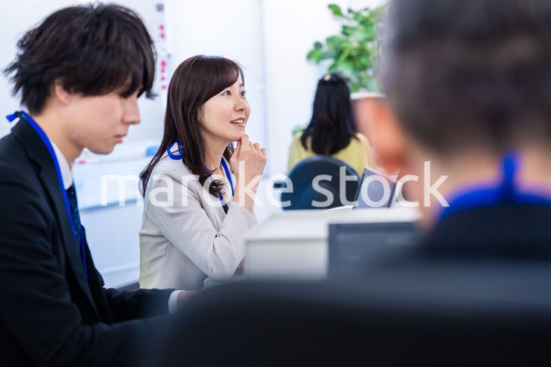 笑顔でデスクワークをする女性