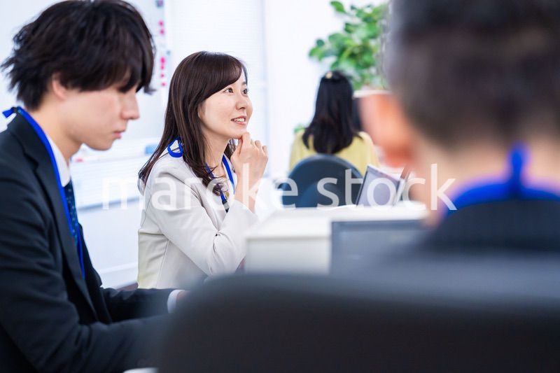 笑顔でデスクワークをする女性