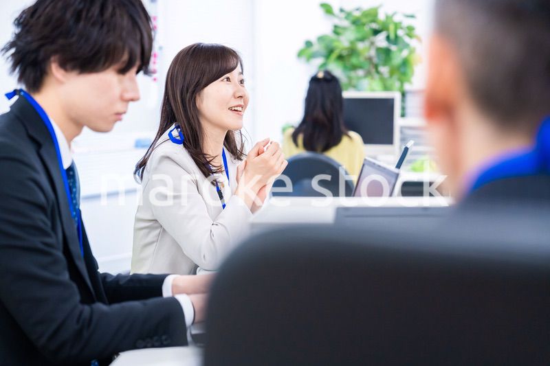 笑顔でデスクワークをする女性