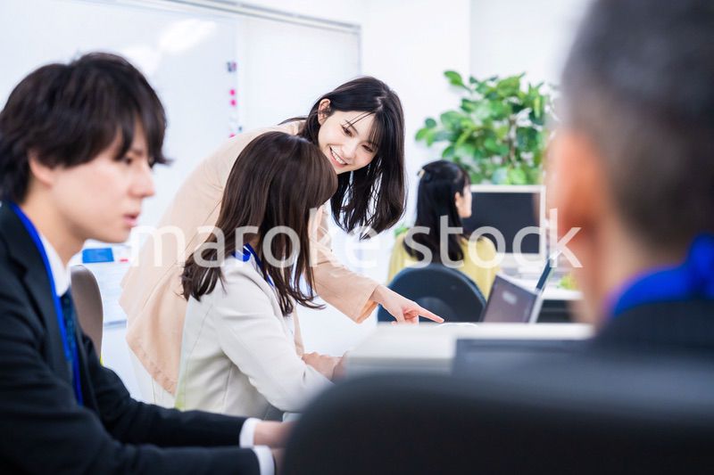 オフィスでコミュニケーションを図る女性