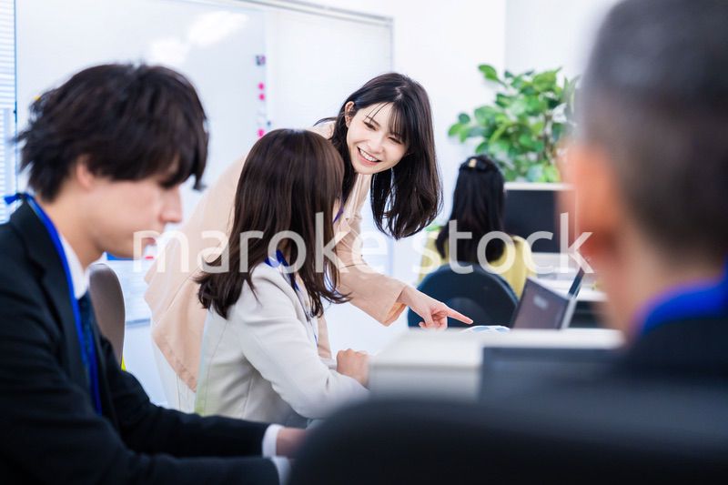 オフィスでコミュニケーションを図る女性