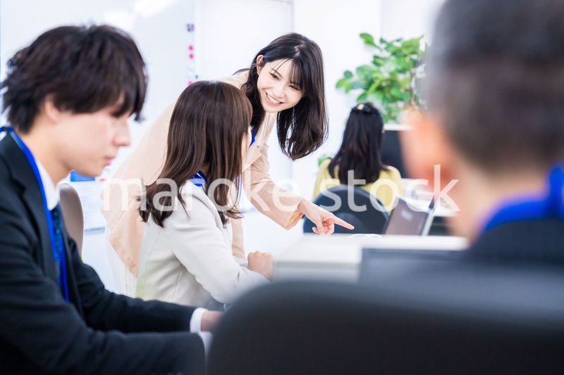 オフィスでコミュニケーションを図る女性