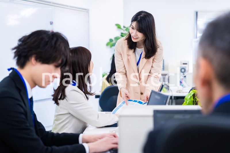 オフィスでコミュニケーションを図る女性