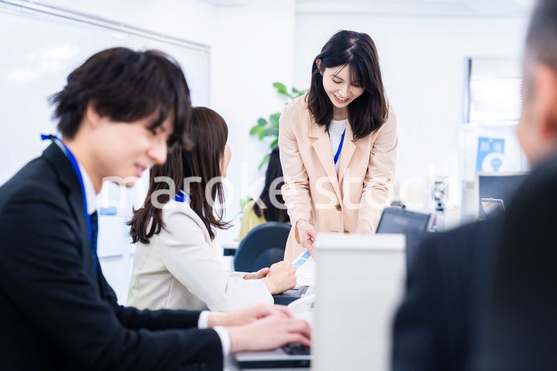 オフィスでコミュニケーションを図る女性