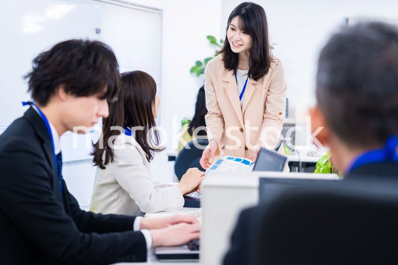 オフィスでコミュニケーションを図る女性